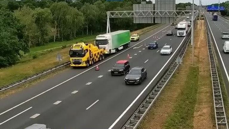 Op de A58 staat een vrachtwagen met pech (foto: Rijkswaterstaat Verkeersinformatie/X).