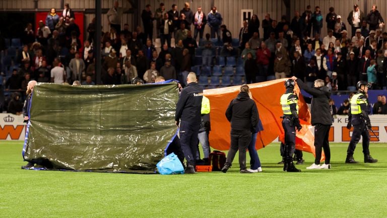 De EHBO helpt een van de gewonde supporters (foto: Hans van der Valk/Orange Pictures).