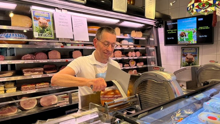Wim heeft al miljoenen plakjes kaas gesneden (foto: Jan Waalen).