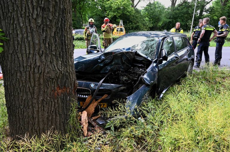 De auto is compleet vernield door de klap (foto: Persbureau Heitink).