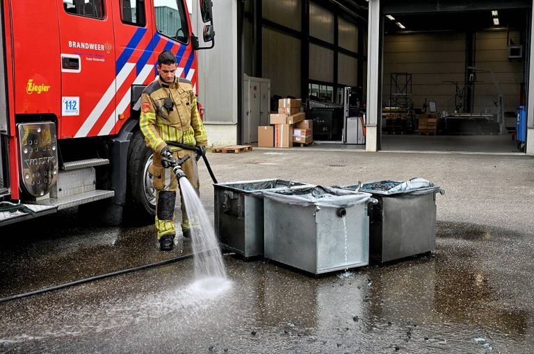 De brandweer blust de bakken (foto: Toby de Kort / Persbureau Heitink).