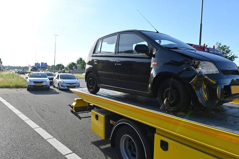 Een van de auto's moest getakeld worden na het ongeluk tussen Breda en Etten-Leur (foto: Perry Roovers/Persbureau Heitink).