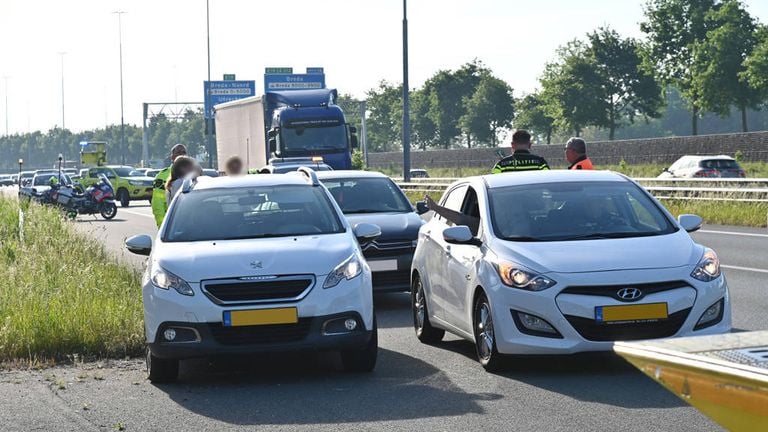 Vier auto's botsten op de A58 tussen Breda en Etten-Leur (foto: Perry Roovers/Persbureau Heitink).