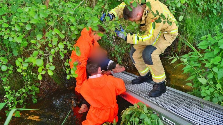 De man viel met zijn rollator in de sloot (foto: Rico Vogels / Persbureau Heitink).