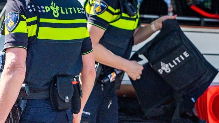 Agenten met kogelwerende vesten (Archieffoto: ANP).