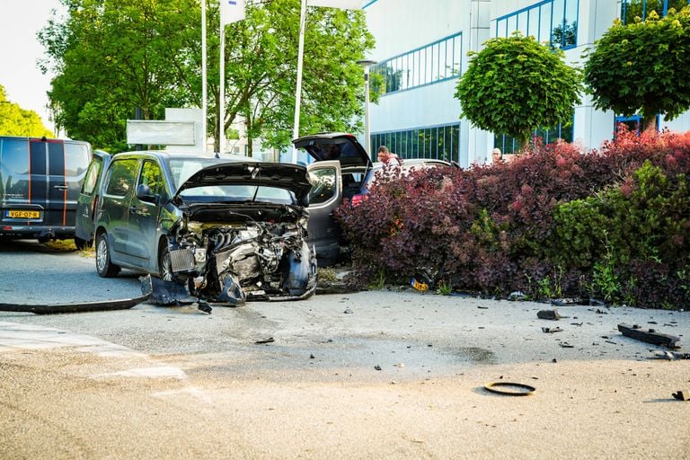 De twee zwaar gehavende voertuigen na de crash (Foto: Erik Haverhals/ Persbureau Heitink.)