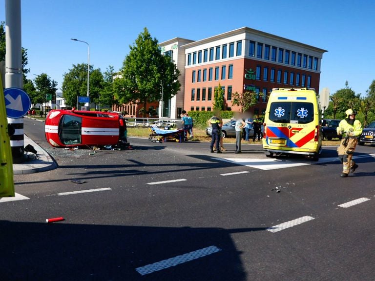 Meerdere ambulances en een traumateam kwamen op het ongeluk af (Foto: Addy Smits/ Persbureau Heitink.)