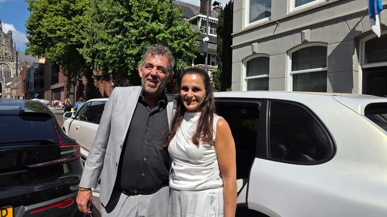 Han Kooreneef en zijn vrouw bij de aankomst (foto: Noël van Hooft)