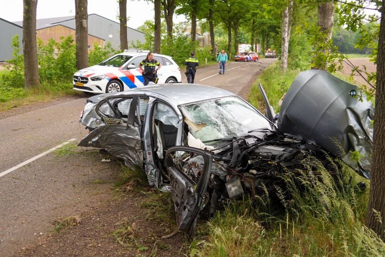 Van de auto is weinig over (Foto: Harrie Grijseels/ Persbureau Heitink.)