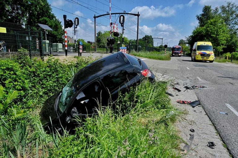 De auto kwam tot stilstand in de sloot (Foto: Toby de Kort/ Persbureau Heitink.)