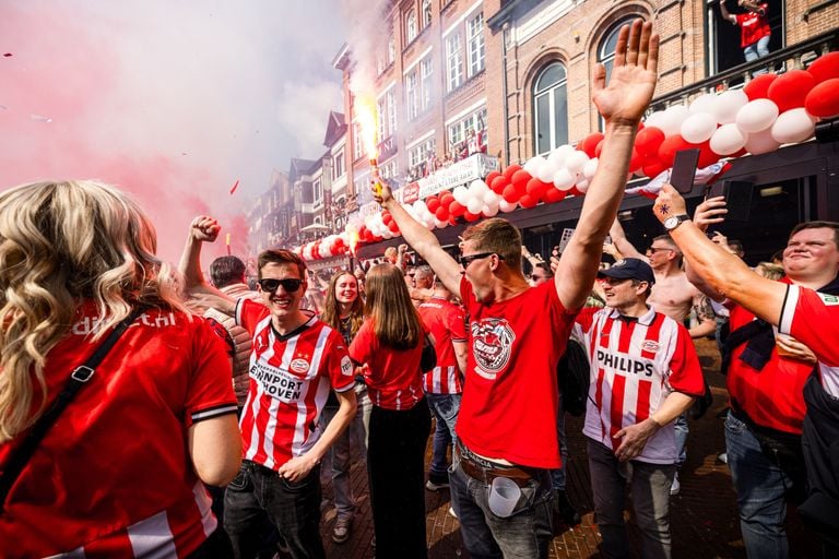 Supporters vieren feest o de Markt. (Foto: ANP)