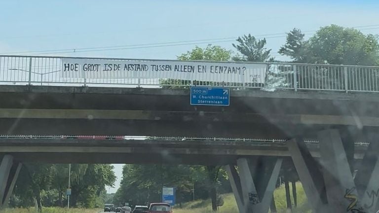Een spandoek op de Kennedylaan (foto: Ploeg-e)