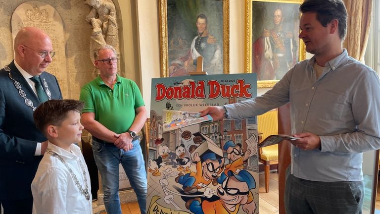 Loek krijgt de eerste Donald Duck (foto: René van Hoof)