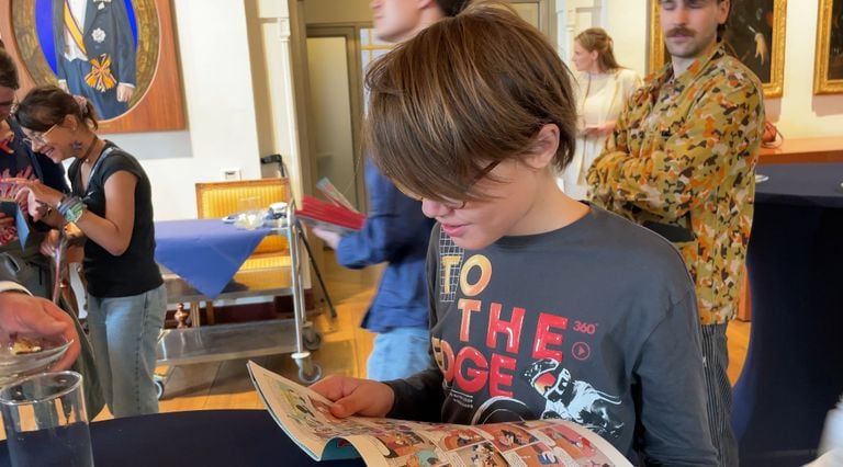 Kinderen beginnen meteen met lezen (foto: René van Hoof)