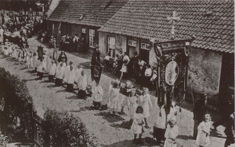De processie van de Vaart trekt over de Velgert met het vaandel. De foto is uit circa 1910. (foto: BHIC)