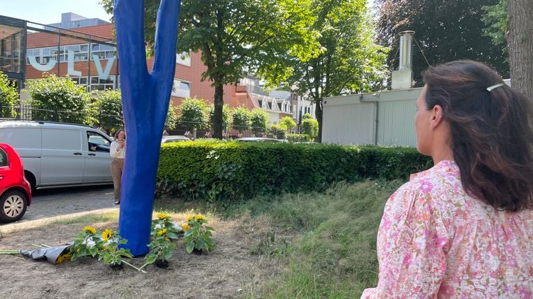 Mireille bij de blauwe boom (foto; René van Hoof)