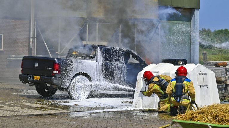 De auto is verloren (foto Rico Vogels / Persbureau Heitink).