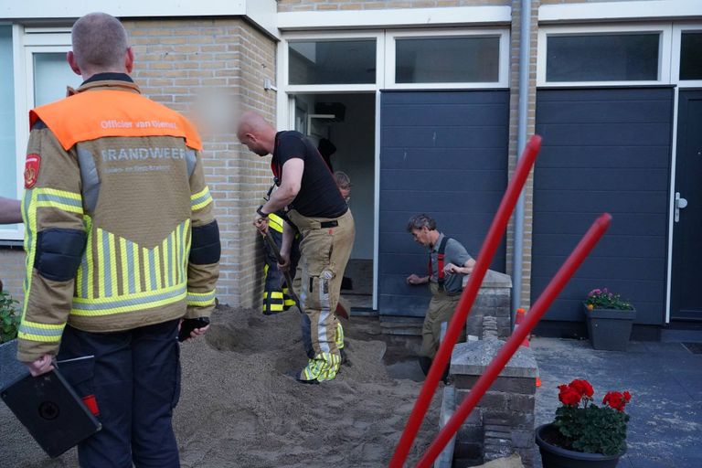 De brandweer was uren bezig om de kat te bevrijden (foto: Jeroen Stuve / Persbureau Heitink).