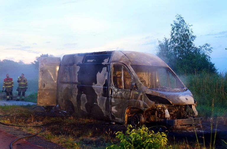 Bestelbus in vlammen op, politie vermoedt diefstal