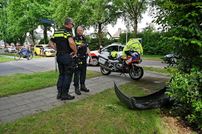 Onderdelen van de auto's lagen verspreid lang de weg (foto:Persbureau Heitink)