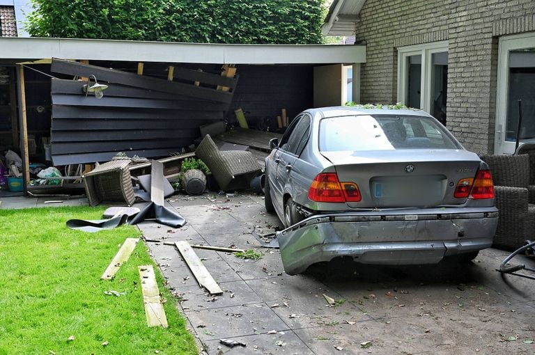 De andere auto eindigde helemaal in de tuin waar een vrouw net niet werd geraakt (foto: Persbureau Heitink).