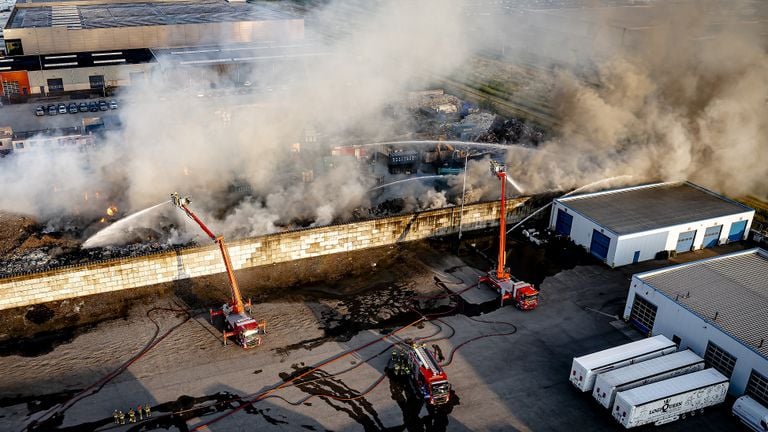 De brandweer is nog druk bezig met blussen (foto: Marcel van Dorst/ Eye4images).
