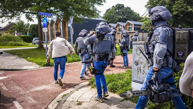Een speciaal interventieteam is op zoek naar de man (foto: SQ Vision).