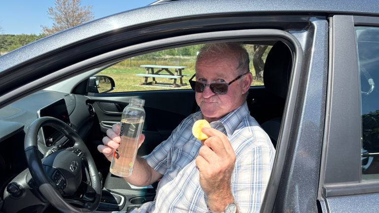 Bert Oomen met zijn drinkfles en stukkeltje appel (foto: Omroep Brabant).