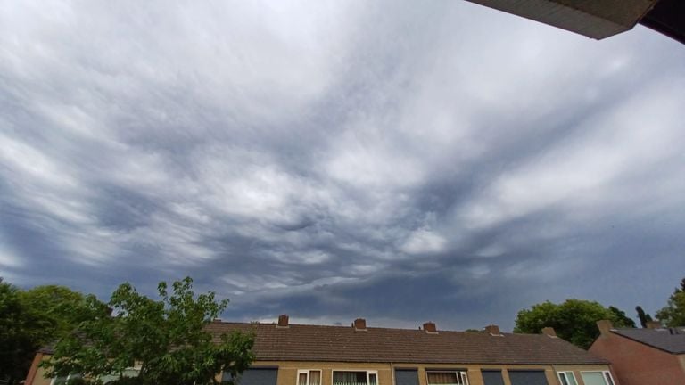 Blauw lucht maakt plaats voor wolken in Schijndel (foto: Daniel Spierings)
