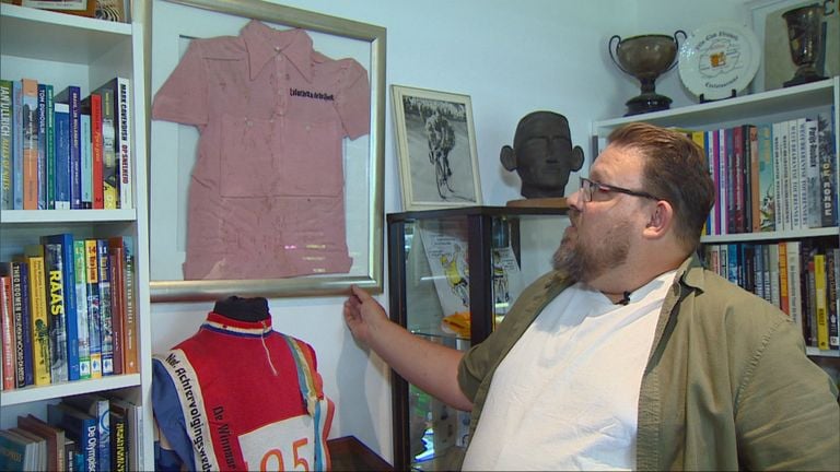 William trots naast de eerste roze trui van zijn opa.