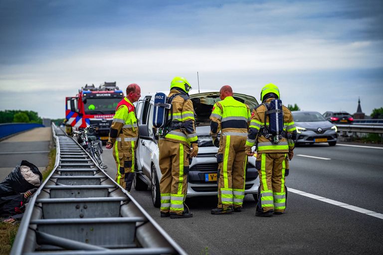 De brandweer controleert of het vuur goed is gedoofd (Foto: Lucas Lammers/ Persbureau Heitink.)