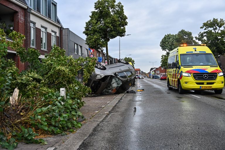 De auto op de kop (Foto: Tom van der Put/ Persbureau Heitink.)
