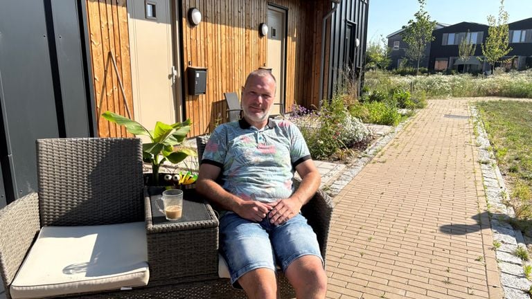 Maik Schäfer woont nu een jaar in zijn houten huis in Rosmalen (foto: Floor Foole).
