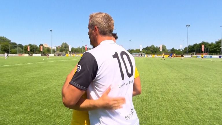 Oud NAC spits Ralf Seuntjens en organisator Thijs Kroezen omhelzen elkaar (Foto: Omroep Brabant)