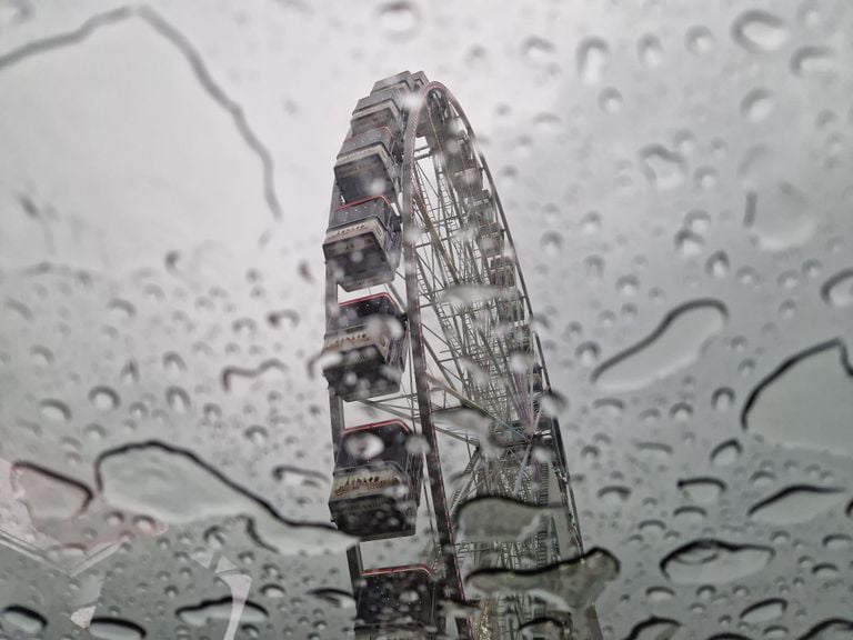 In het reuzenrad zit je hoog en droog.
