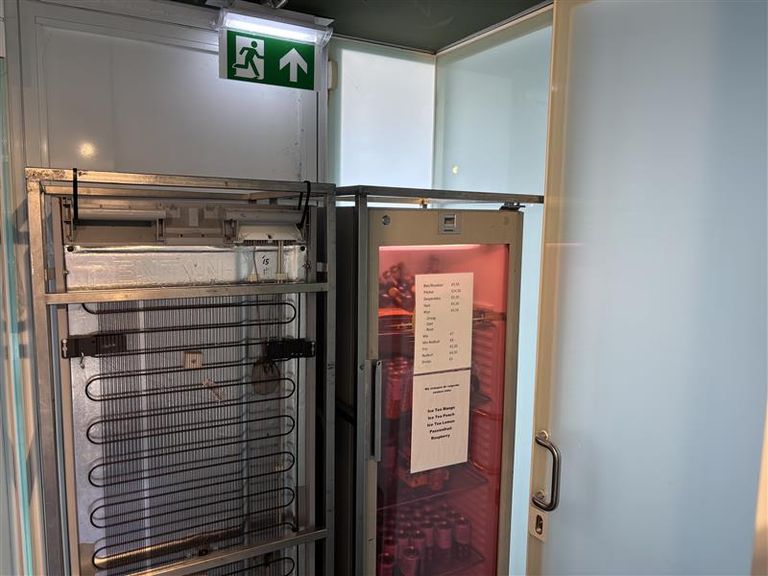 Voor de buitendeur staan twee koelkasten (foto: Omroep Brabant).