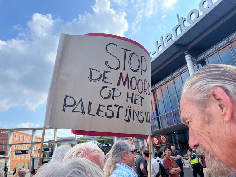 De deelnemers verzamelden zich buiten (foto: Floortje Steigenga).