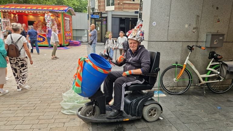 Teun verzamelt blikjes en flesjes op de kermis.