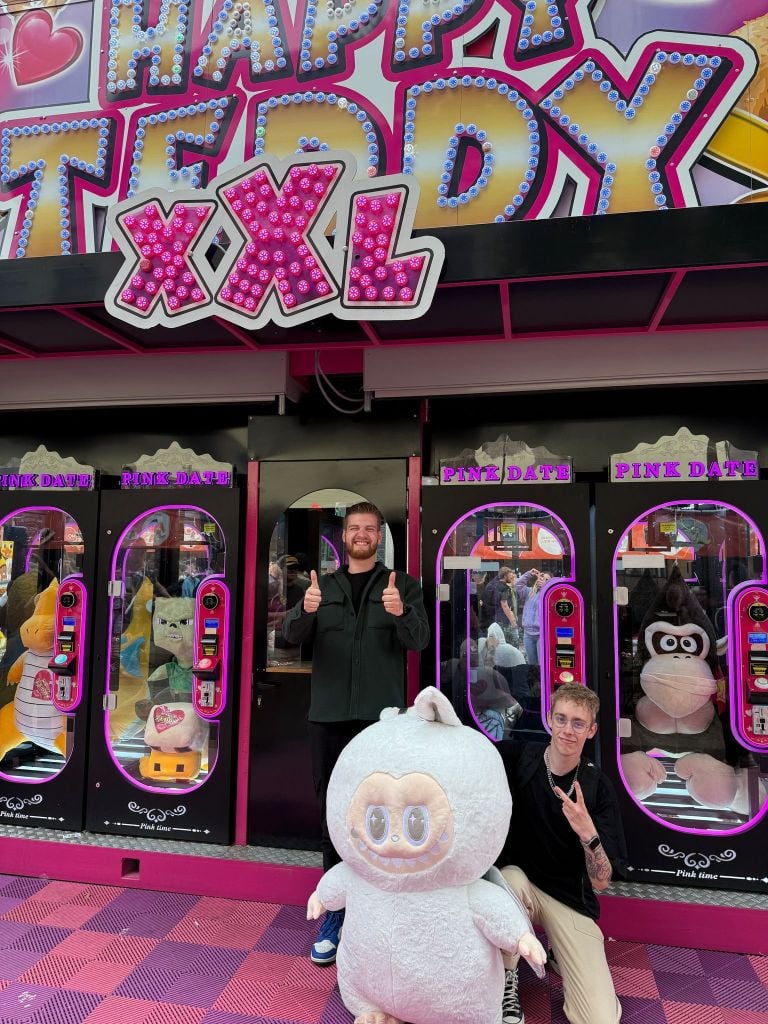 Deze mannen zijn blij met hun mega grote Labubu pop (foto: Facebook Happy Teddy& Sascha’s Pink Date).