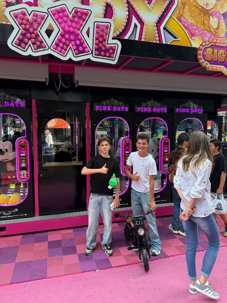 Deze jongens wonnen een mini motor bij de automaat (foto: Facebook Happy Teddy& Sascha’s Pink Date).