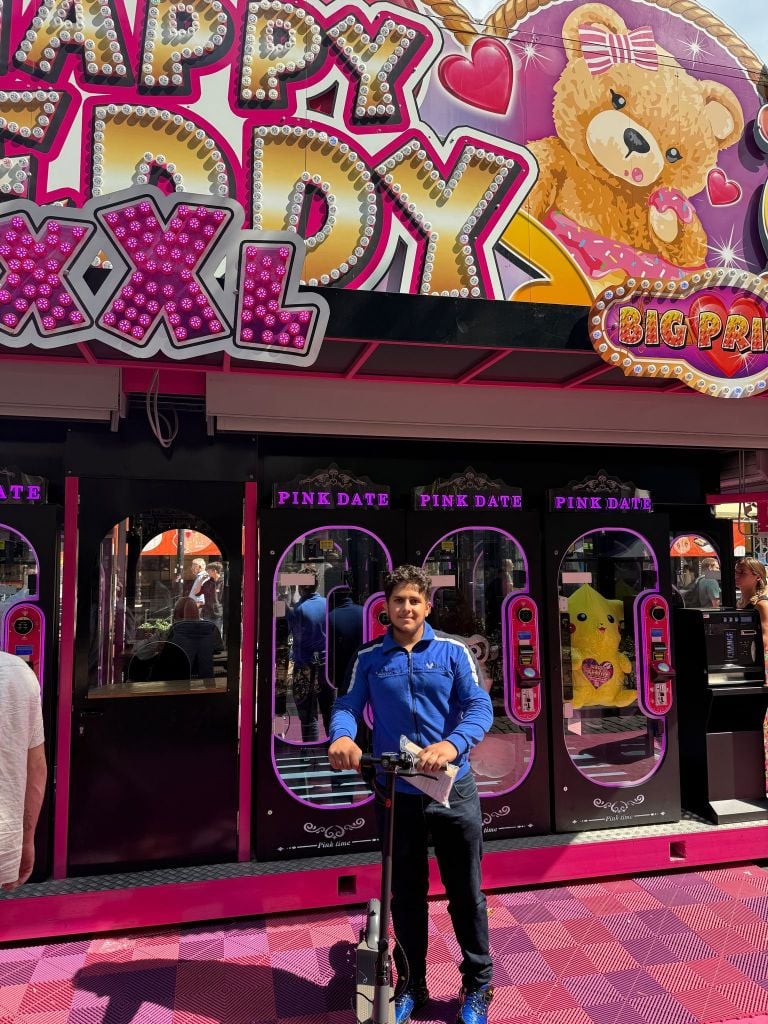 Deze jongen won een elektrische step (foto: Facebook Happy Teddy& Sascha’s Pink Date).