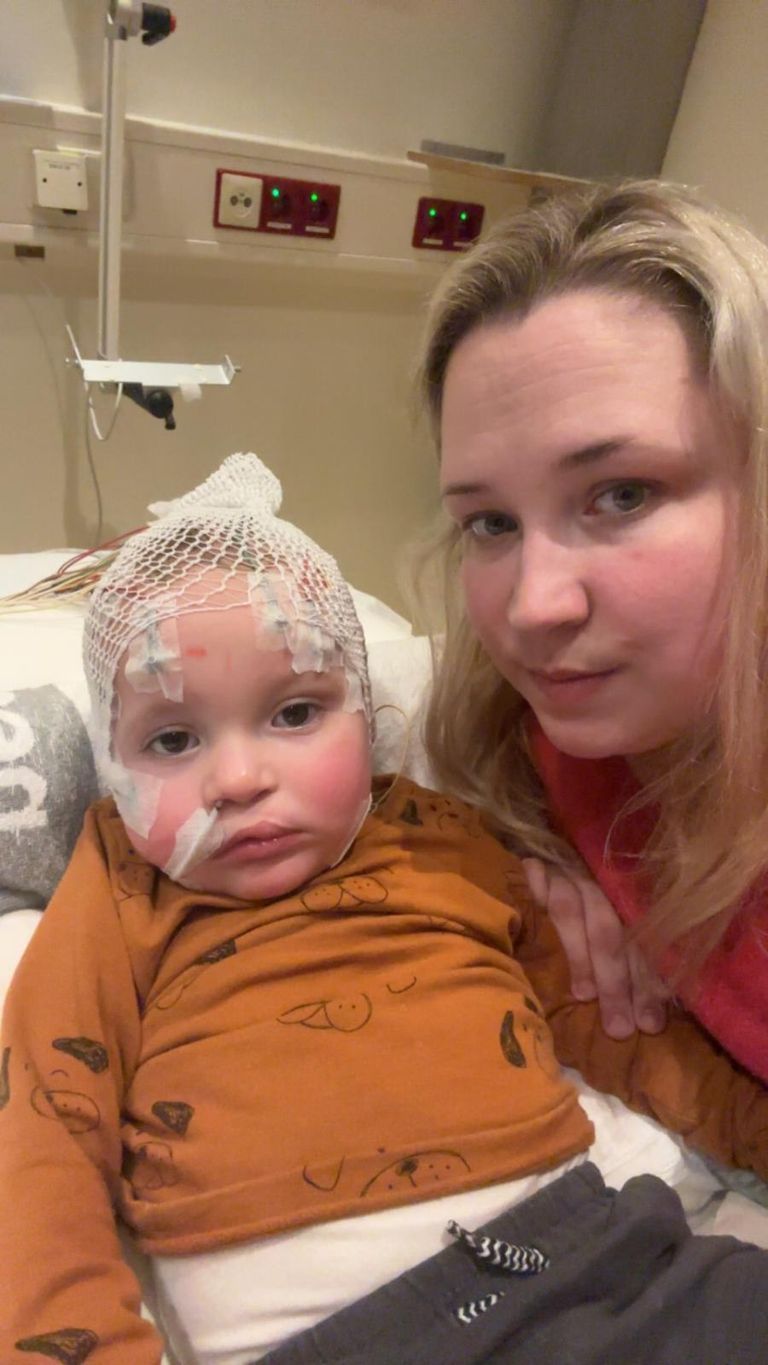 Silvana met haar zoontje Milan na de hersenoperatie.
