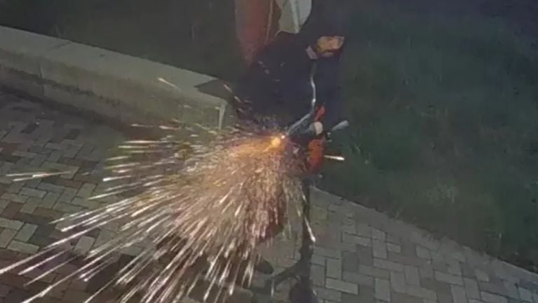 De politie is op zoek naar deze man (foto: Politie).