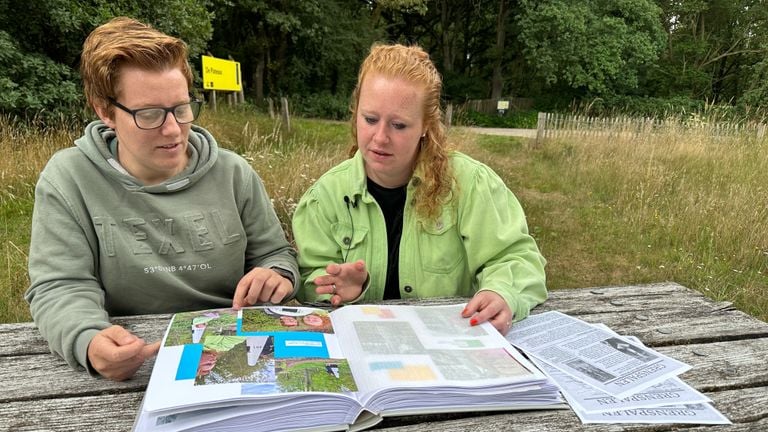 Maud (links) en Sofie (rechts) bladeren door hun fotoboek (foto: Floortje Steigenga).