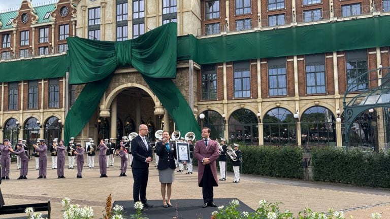 Het jurylid van het Guinness World Records overhandigt het nieuwe record aan de Efteling (foto: Omroep Brabant).