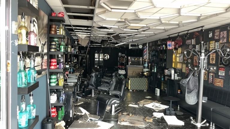 Schade in kapperszaak van Hakim (foto: Jan Peels)