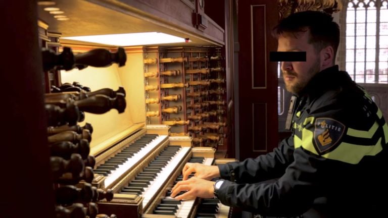 Ook in uniform bespeelde André N. regelmatig een orgel (foto: Omroep Brabant)