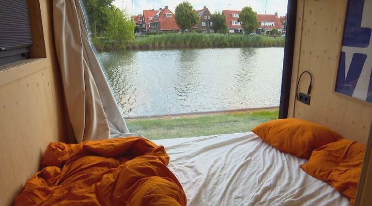 Het uitzicht vanuit de slaapkamer van het tiny house (Foto: Omroep Brabant).