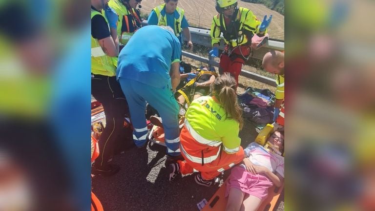 Het gezin wordt op de snelweg behandeld (foto: Bart Knapen).