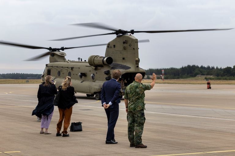 De helikopters werden door onder anderen Minister Ruben Brekelmans van Defensie (tweede van rechts) uitgezwaaid (foto:
